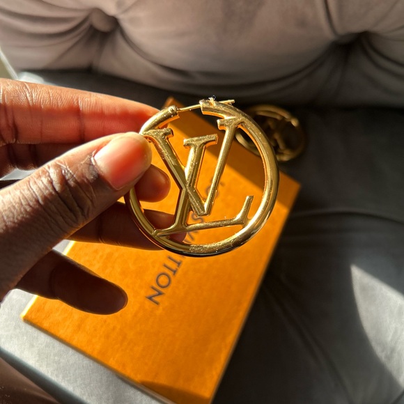 Louise Hoop Louis Vuitton Earrings - Picture 5 of 16